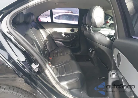 2015 Mercedes-Benz C 300 4Matic z USA, uszkodzony, nr VIN 55SWF4KB7FU032225